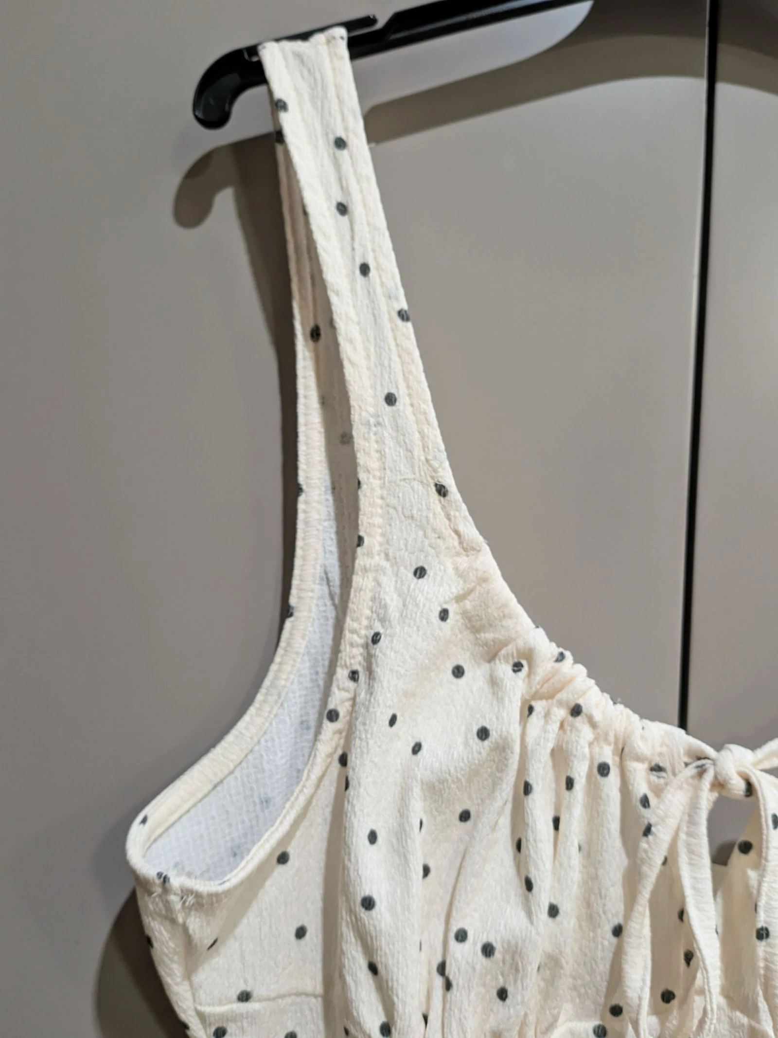 Vestido curto branco com pontos negros e detalhe de laço tamanho M da Pull&Bear – photo 7